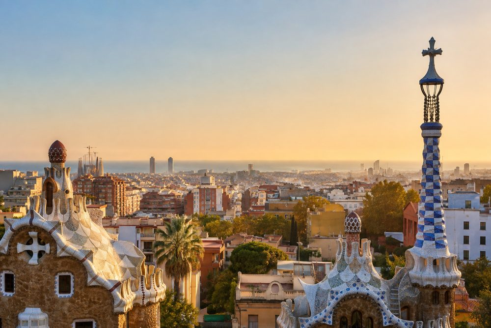 Vistas de Barcelona al atardecer, con el Park Güell en primer plano