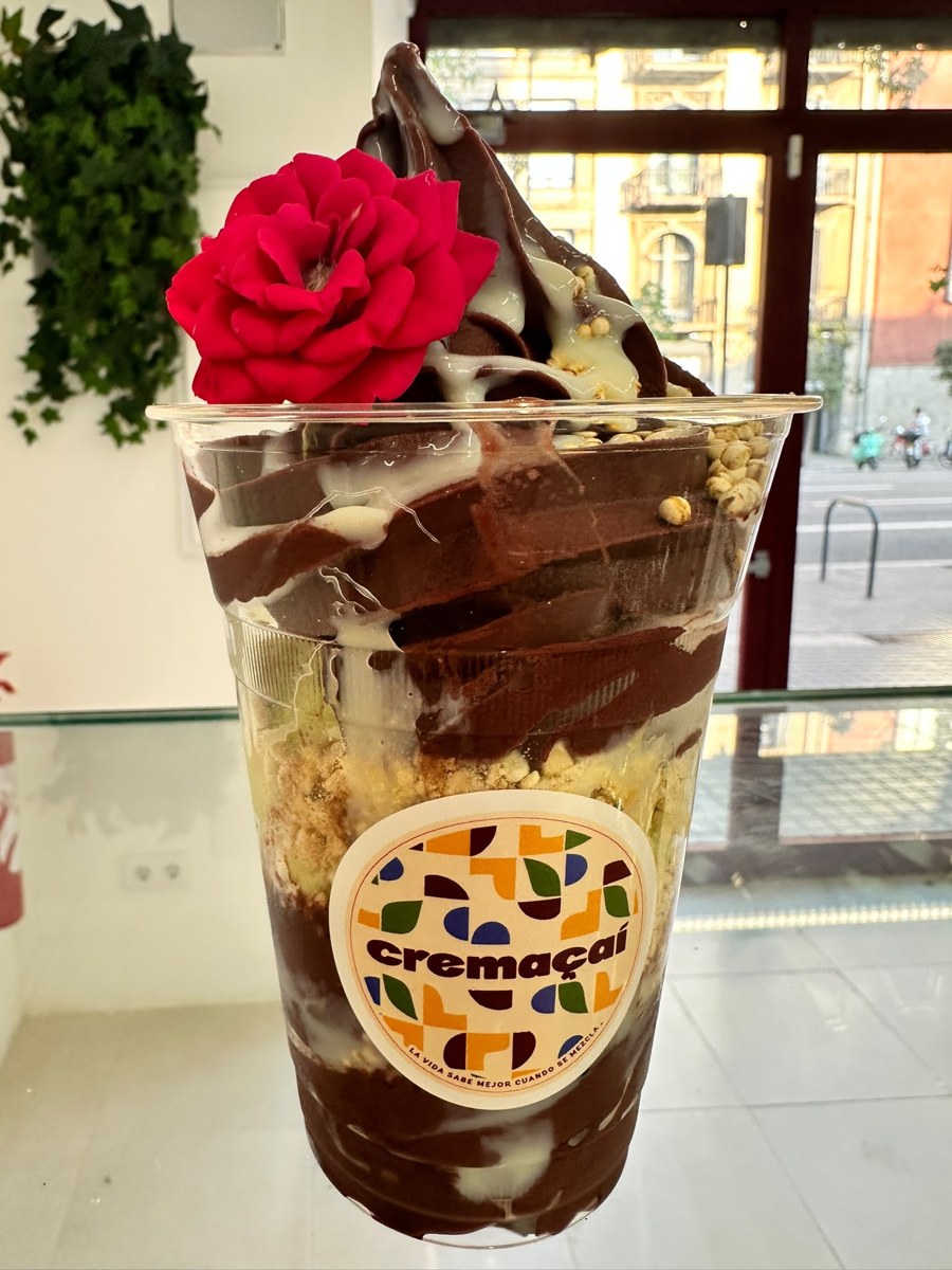 Paltaçaí cremaçai con chocolate, flor comestible y decoración de rosa